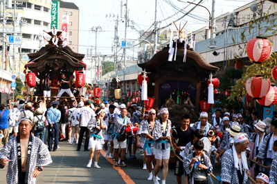 【写真】吹田まつり当時の旭通りでの展示のようす（吹田まつり実行委員会より）